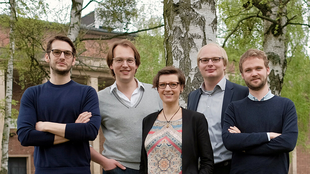 Foto mit Jannis Funk von Cinuru, welche datenbasierte Lösungen für das Customer Relationship Management im Kino entwickeln, und dem Rest vom Team