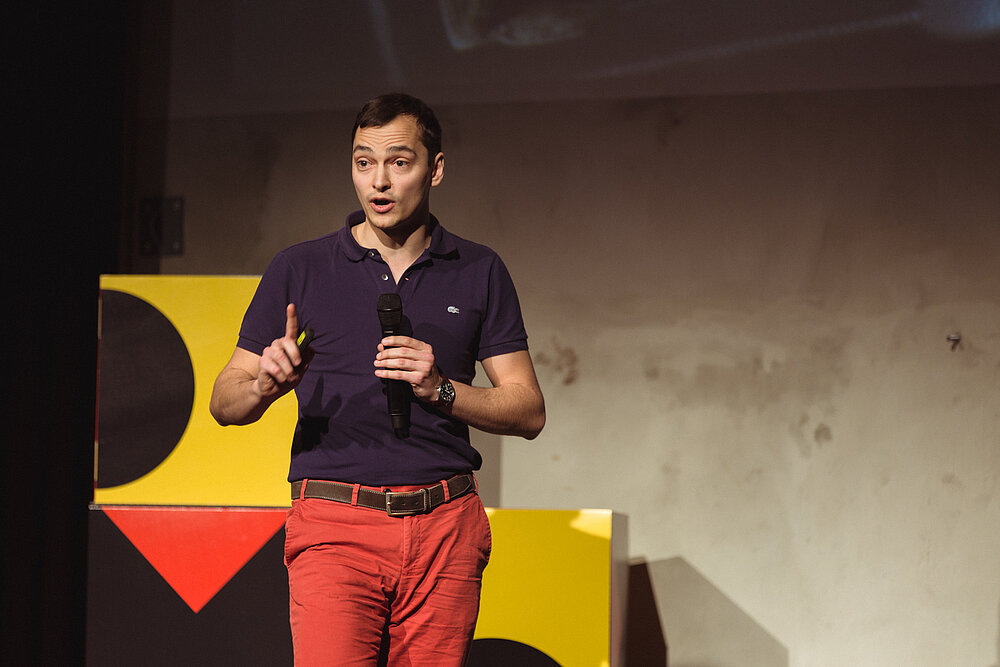 Adam Probst von maiot auf der Bühne bei der Pitchnight